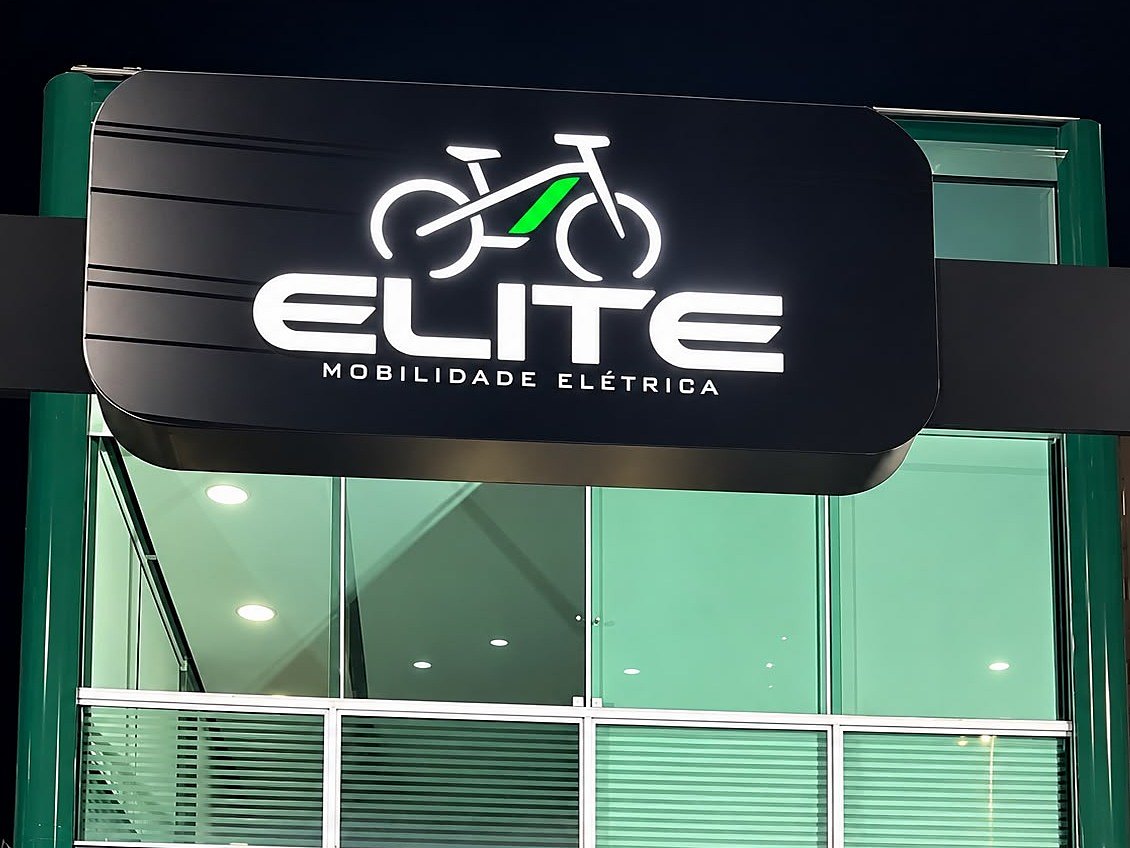 Fachada da Elite Mobilidade Elétrica com placa de ACM luminosa