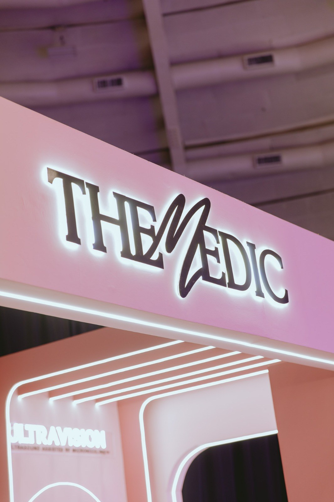 Letreiro luminoso The Medic produzido pela d+ceno