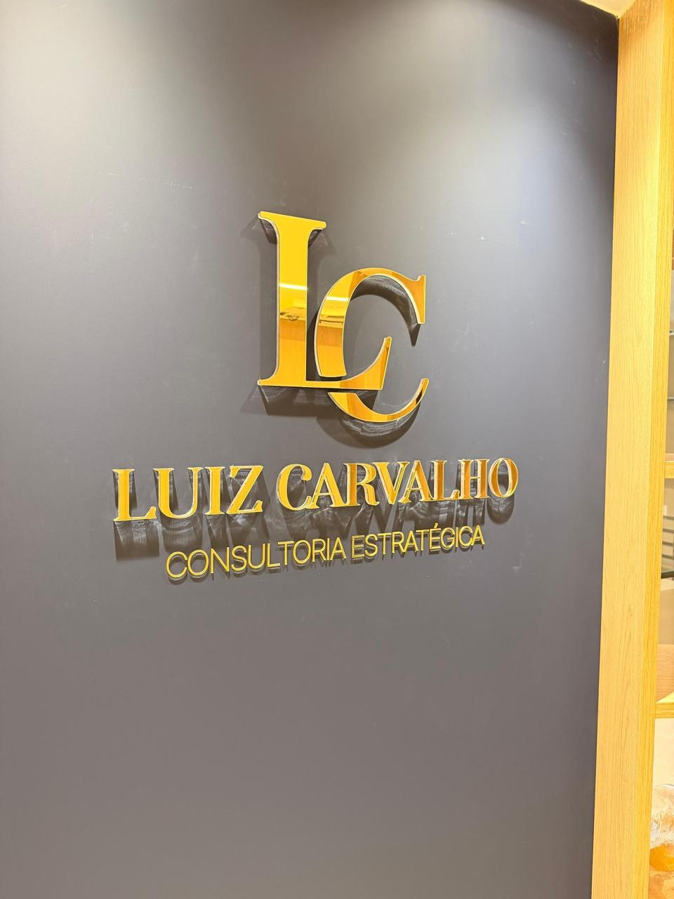 Logo em letra caixa dourada Luiz Carvalho