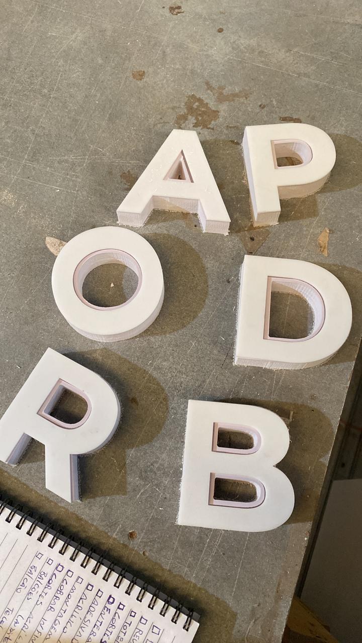 Detalhe do material e espessura das letras caixa