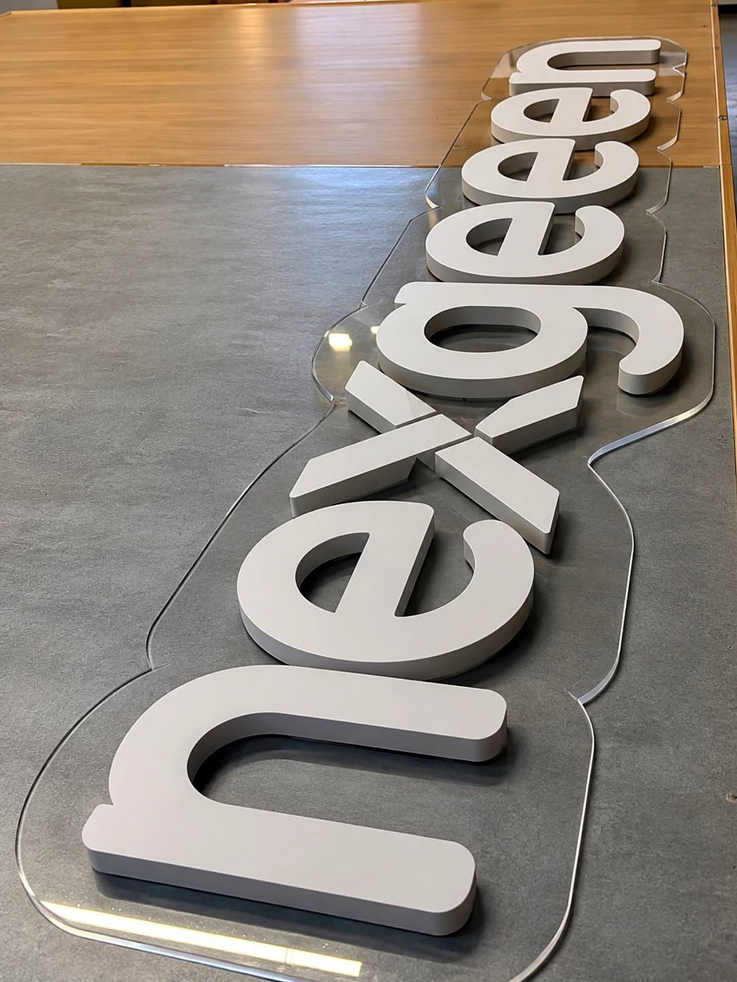 Letra caixa branca nexgeeen sobre base de acrílico cristal