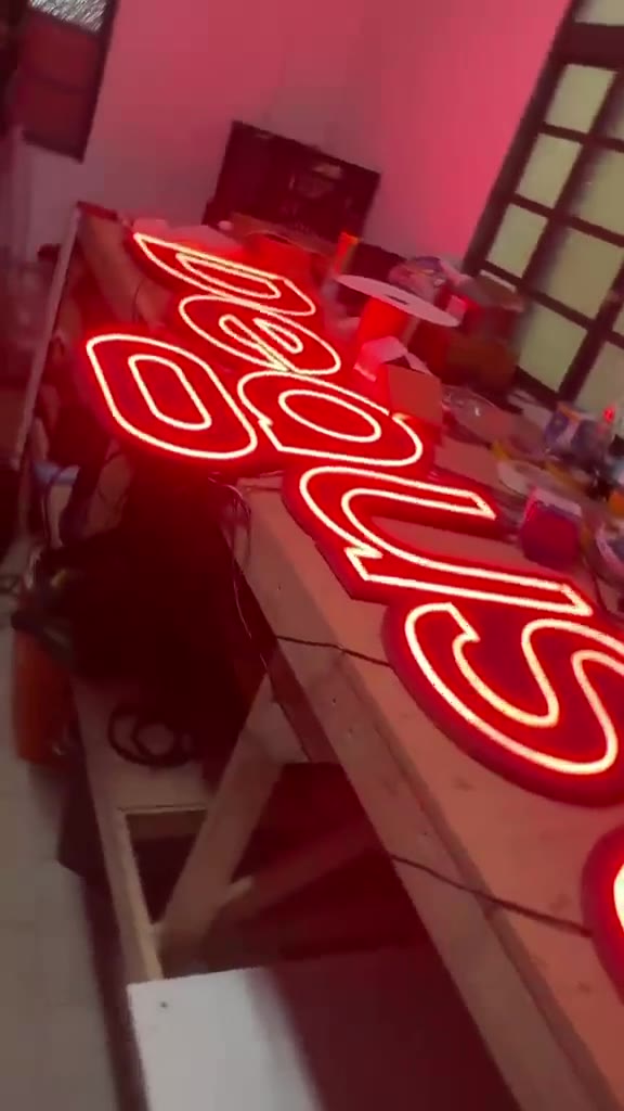 Letreiro em neon flex vermelho aceso na fábrica