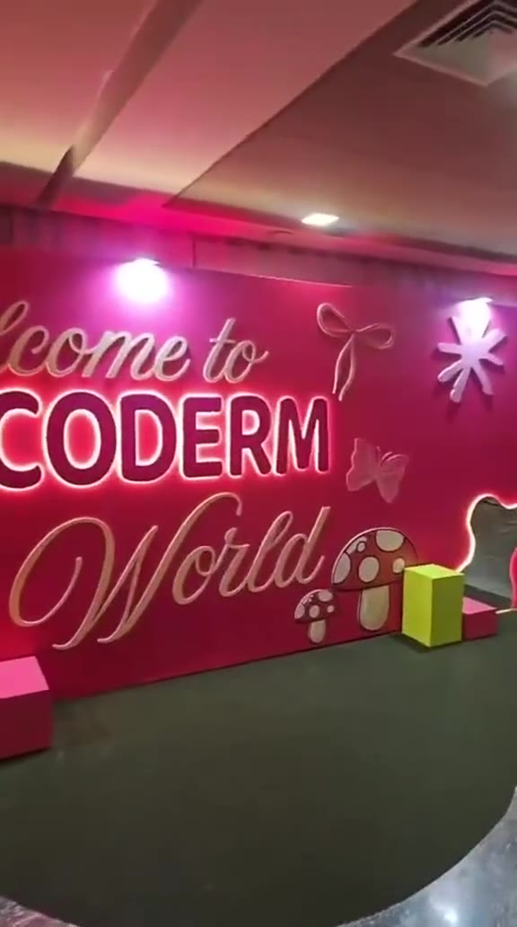 Painel V Coderm com letra caixa iluminada